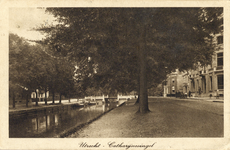 2163 Gezicht op de Stadsbuitengracht te Utrecht met op de achtergrond de Willemsbrug; rechts enkele huizen aan de ...